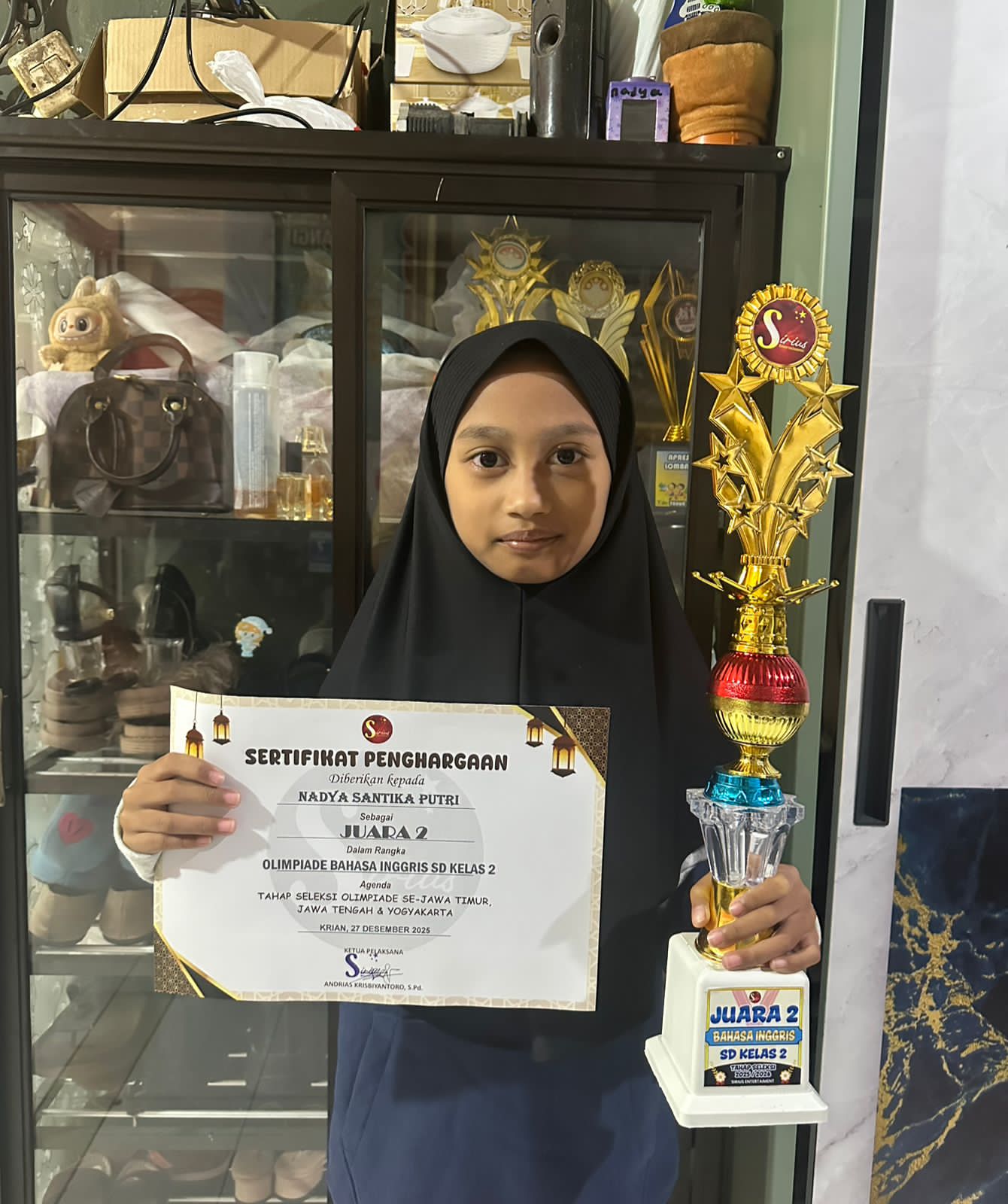 Siswi MI Al Hidayah Tarik Raih Juara 2 Olimpiade Bahasa Inggris Tingkat SD Se-Jawa Timur, Jawa Tengah & Yogyakarta