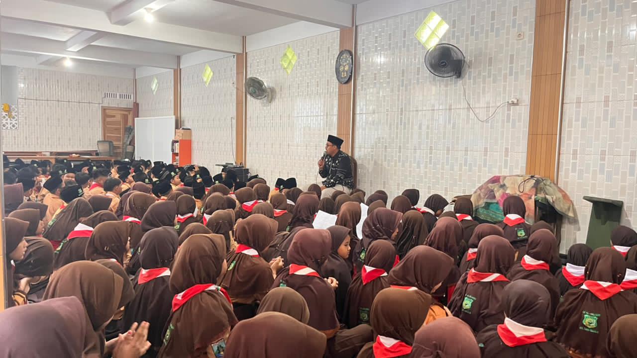 Peringatan Hardiknas 2026 di MI Al-Hidayah Tarik Berlangsung Khidmat dan Inspiratif