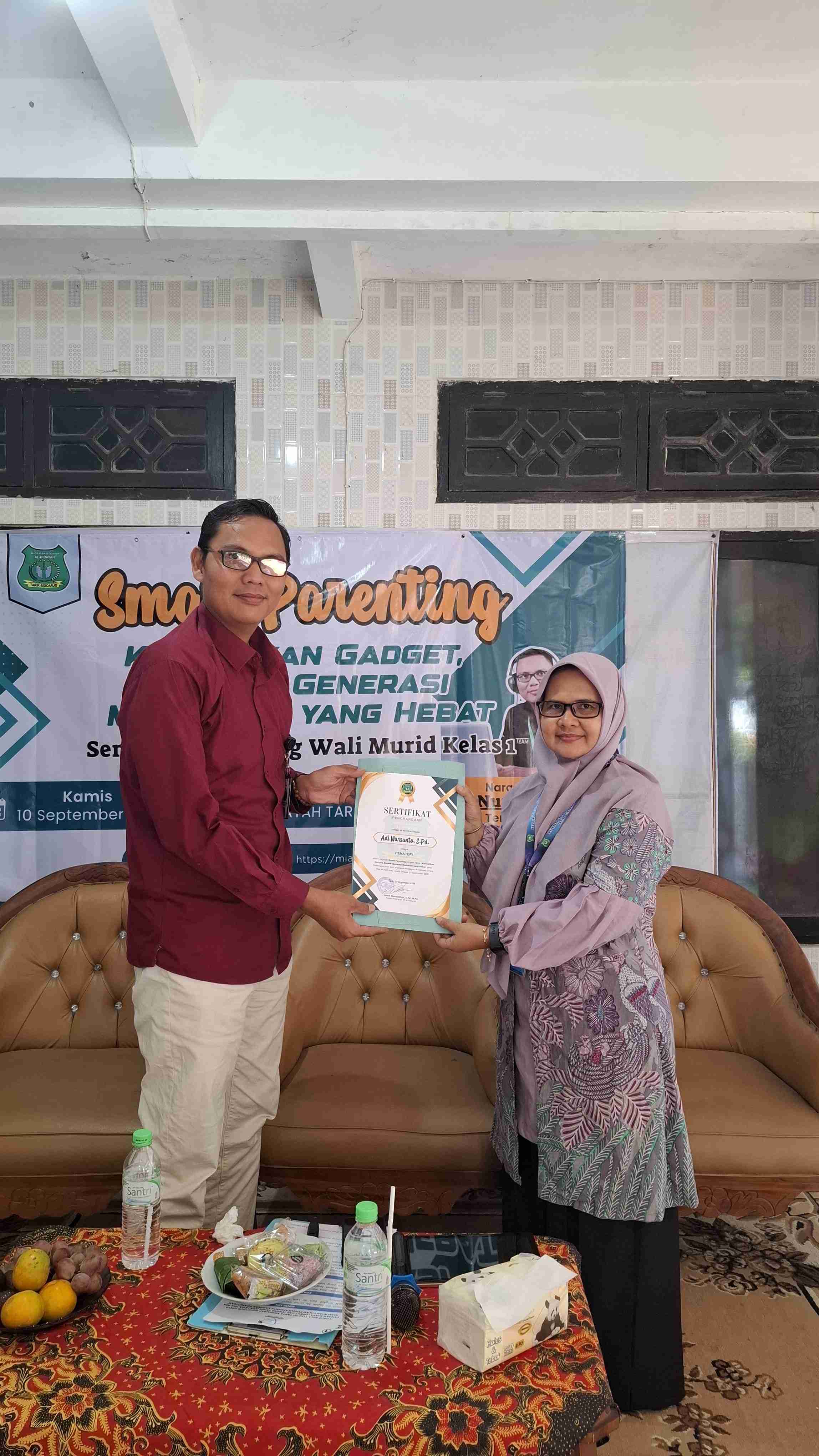 Seminar Smart Parenting MI Al-Hidayah Tarik: Kendalikan Gadget, Bentuk Generasi Madrasah yang Hebat