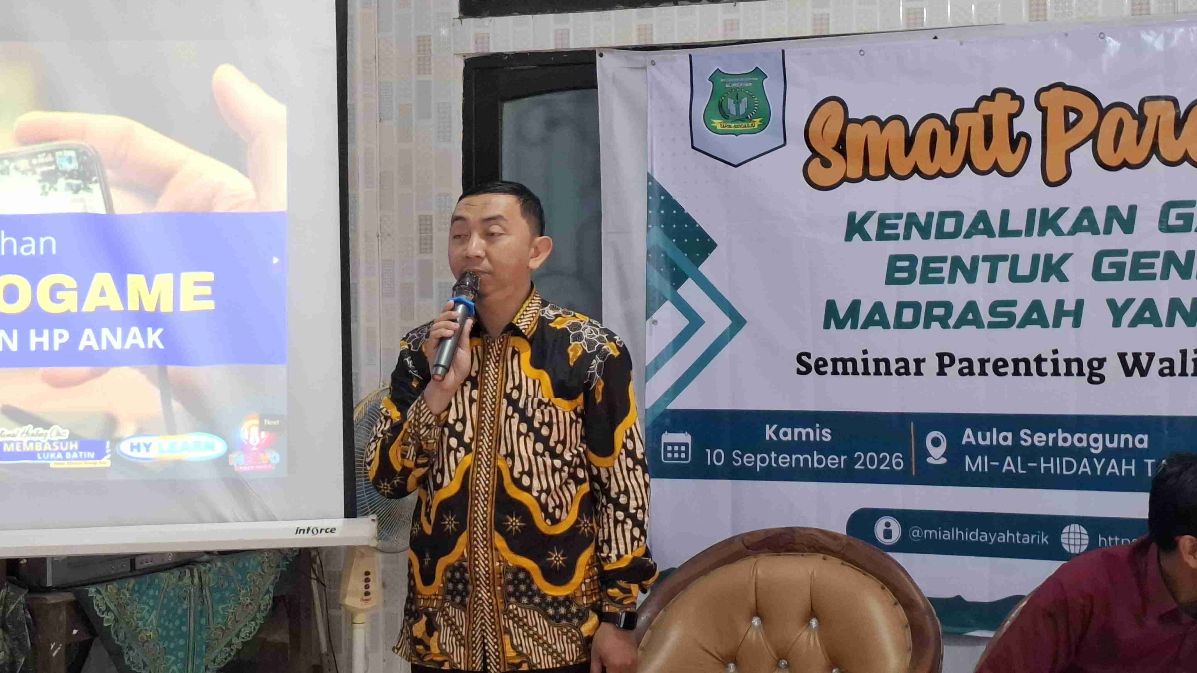 Seminar Smart Parenting MI Al-Hidayah Tarik: Kendalikan Gadget, Bentuk Generasi Madrasah yang Hebat