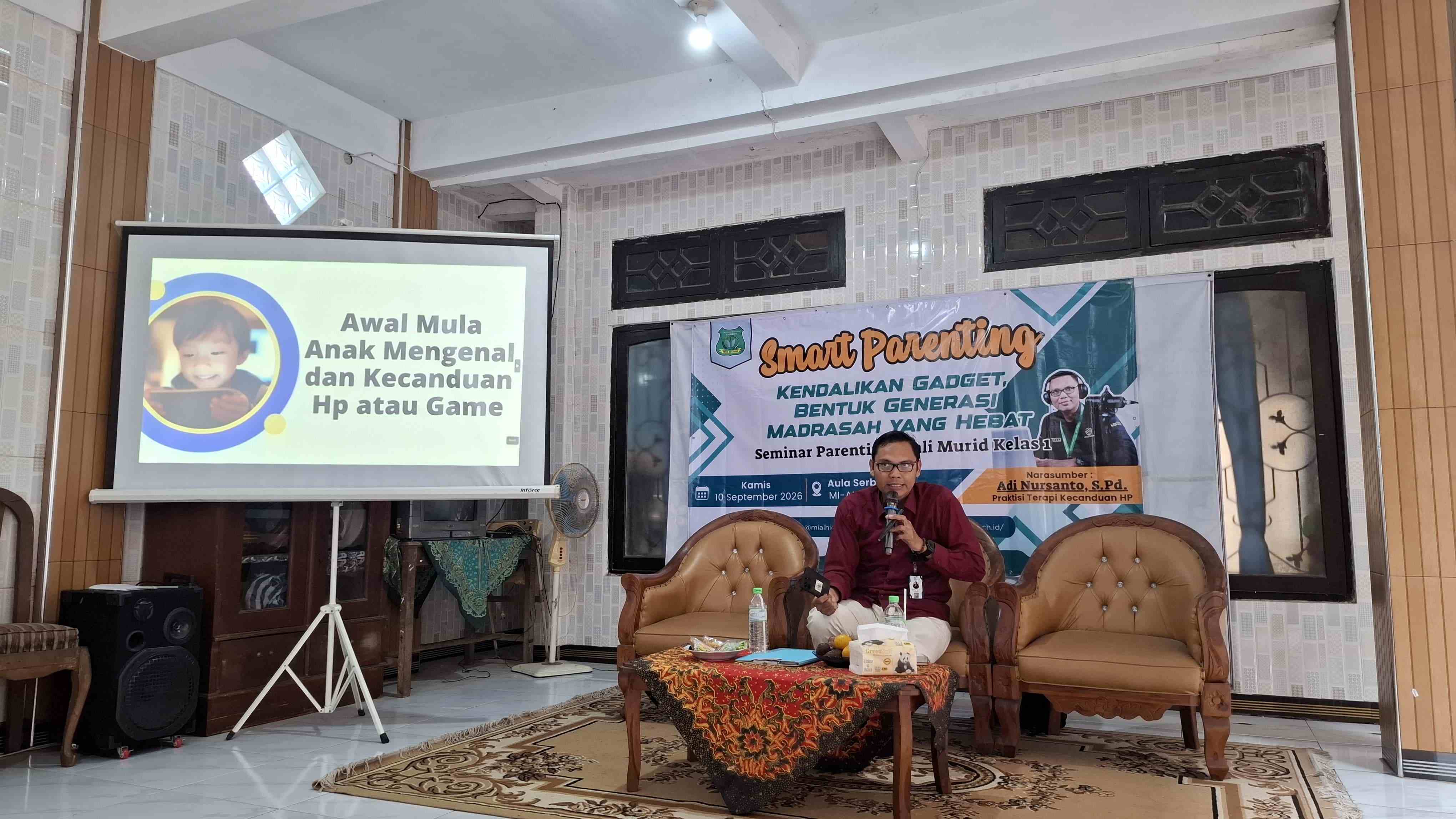 Seminar Smart Parenting MI Al-Hidayah Tarik: Kendalikan Gadget, Bentuk Generasi Madrasah yang Hebat