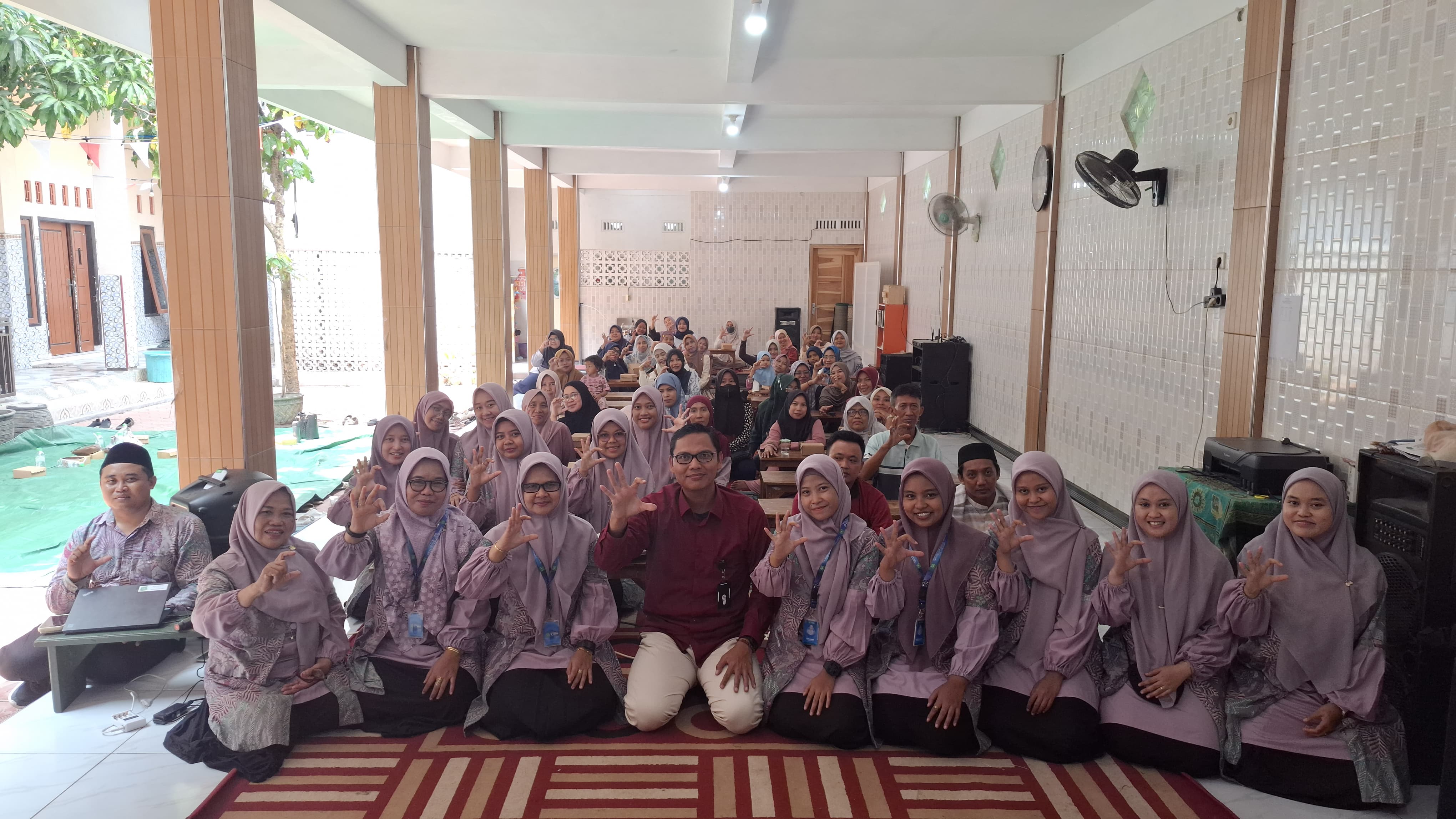 Seminar Smart Parenting MI Al-Hidayah Tarik: Kendalikan Gadget, Bentuk Generasi Madrasah yang Hebat