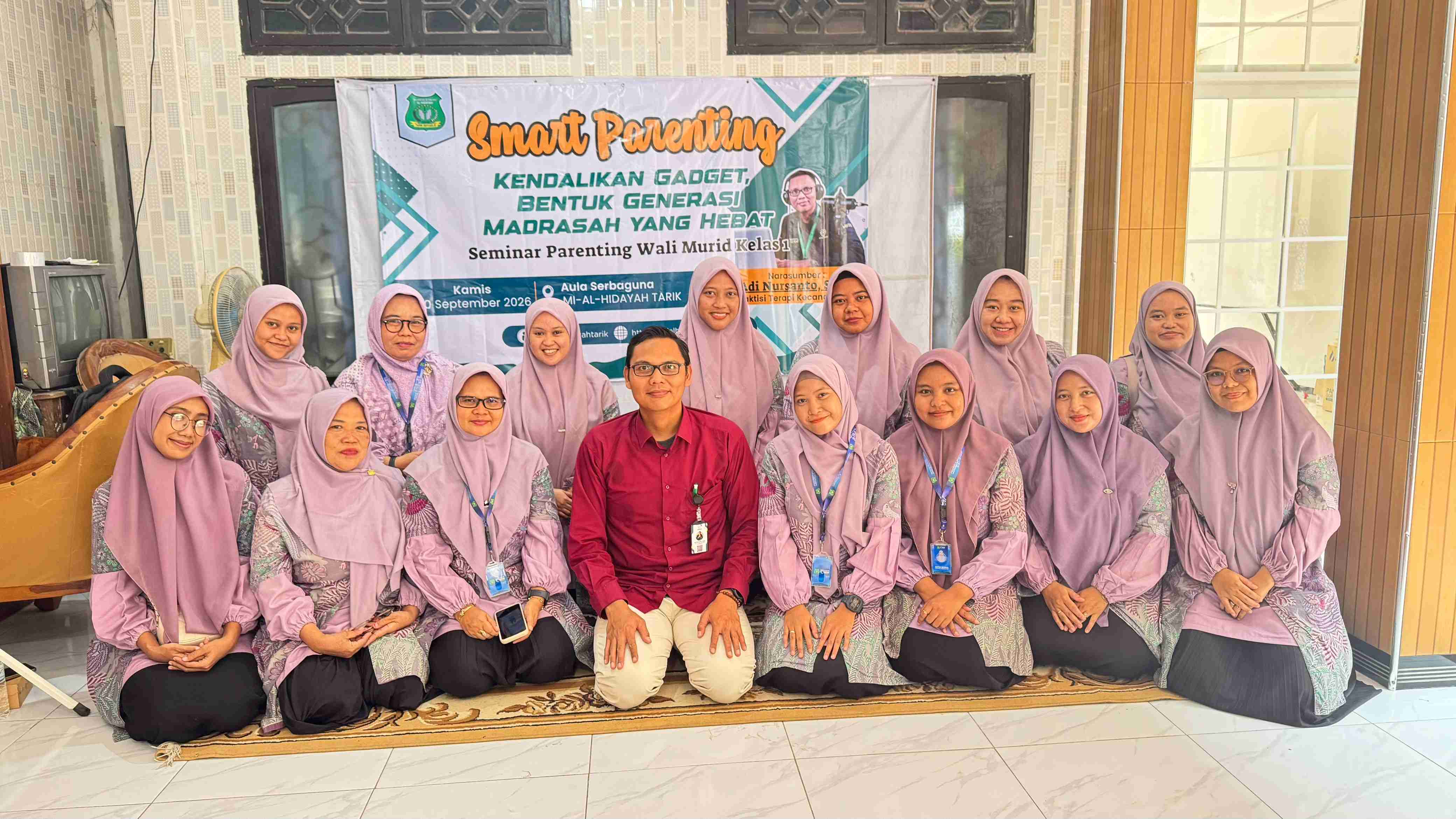 Seminar Smart Parenting MI Al-Hidayah Tarik: Kendalikan Gadget, Bentuk Generasi Madrasah yang Hebat